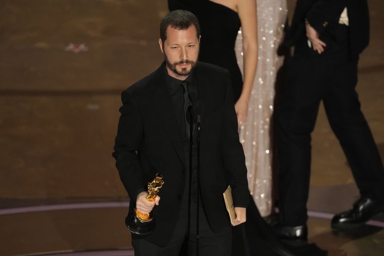 Mstyslav Chernov recibe el premio a mejor largometraje documental por 20 Days in Mariupol en los Oscar el domingo 10 de marzo de 2024, en el Teatro Dolby en Los Ángeles. (Foto AP/Chris Pizzello)