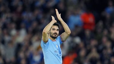 Ilkay Gundogan del Manchester City aplaude al final del partido de ida contra el Real Madrid en las semifinales de la Liga de Campeones, el miércoles 17 de mayo de 2023. Gundogan ha fichado con el Barcelona. (AP Foto/Jon Super)
