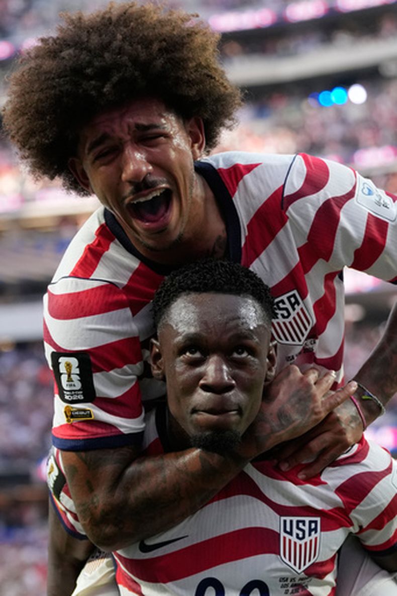 Folarin Balogun (abajo), de Estados Unidos, festeja con su compañero Chris Richards tras anotar ante Paraguay en un partido de la Copa del Mundo, el viernes 12 de junio de 2026 en Inglewood, California (AP Foto/Andre Penner)