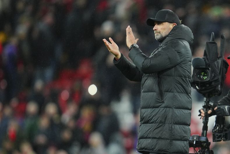 El técnico del Liverpool Jurgen Klopp aplaude a la afición tras el encuentro de cuartos de final de la Copa de Liga ante el West Ham en el Estadio de Anfield. (AP Foto/Jon Super)