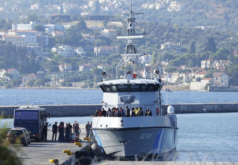 Migrantes desembarcan en el puerto de Mytilene, en la isla griega de Lesbos en el Mar Egeo, 28 de agosto de 2023.(AP Foto/Panagiotis Balaskas)