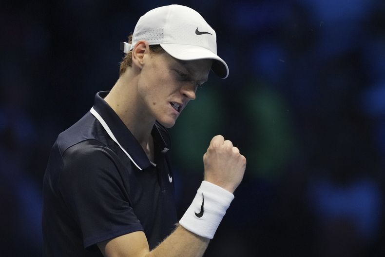 El italiano Jannik Sinner reacciona durante su partido en las Finales de la ATP World Tour encontra de Taylor Fritz, de Estados Unidos, en la Arena Inalpi, en Turín, Italia, el martes 12 de noviembre de 2024. (AP Foto/Antonio Calanni)