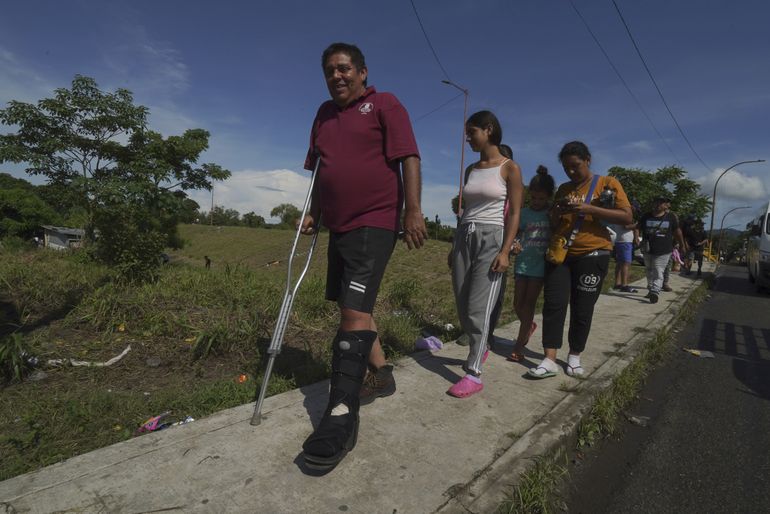 México disuelve caravana migrante; otorga 3.000 permisos