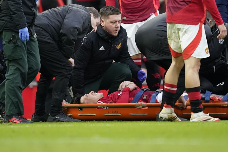 Lisandro Martínez del Manchester United se retira lesionado durante el partido contra Crystal Palace en la Liga Premier, el domingo 2 de febrero de 2025. (AP Foto/Dave Thompson)