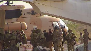 ARCHIVO - Esta imagen sin fecha publicada en abril de 2022 por el Ejército francés muestra a mercenarios rusos subiendo a un helicóptero en el norte de Mali. (Ejército francés via AP, archivo)