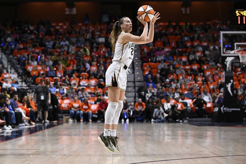 ARCHIVO - Sabrina Ionescu, base del Liberty de Nueva York, intenta un triple durante el tercer partido de las semifinales de la WNBA ante el Sun de Connecticut, el 29 de septiembre de 2023 (AP Foto/Jessica Hill, archivo)