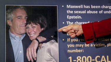ARCHIVO - Audrey Strauss, fiscal federal interina para el distrito sur de Nueva York señala una fotografía en la que aparece Jeffrey Epstein y Ghislaine Maxwell, durante una conferencia de prensa en Nueva York, el 2 de julio de 2020. (AP Foto/John Minchillo, Archivo)