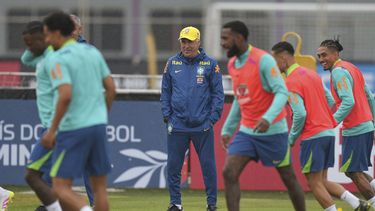 El técnico de Brasil, Carlo Ancelotti, encabeza el entrenamiento previo al partido ante Ecuador por las eliminatorias sudamericanas al Mundial 2026, en San Pablo, martes 3 junio, 2025. (AP Foto/Andre Penner)