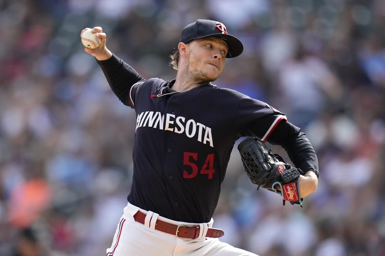 ARCHIVO - Sonny Gray, abridor de los Mellizos de Minnesota, lanza durante la segunda entrada del juego de béisbol en contra de los Angelinos de Los Ángeles, el 23 de septiembre de 2023, en Minneapolis. Los Cardenales de San Luis llegaron a un acuerdo con el segundo lugar del Cy Young de la Liga Americana, con un contrato por tres años el lunes 27 de noviembre de 2023 para apuntalar su rotación de lanzadores. (AP Foto/Abbie Parr, Archivo)