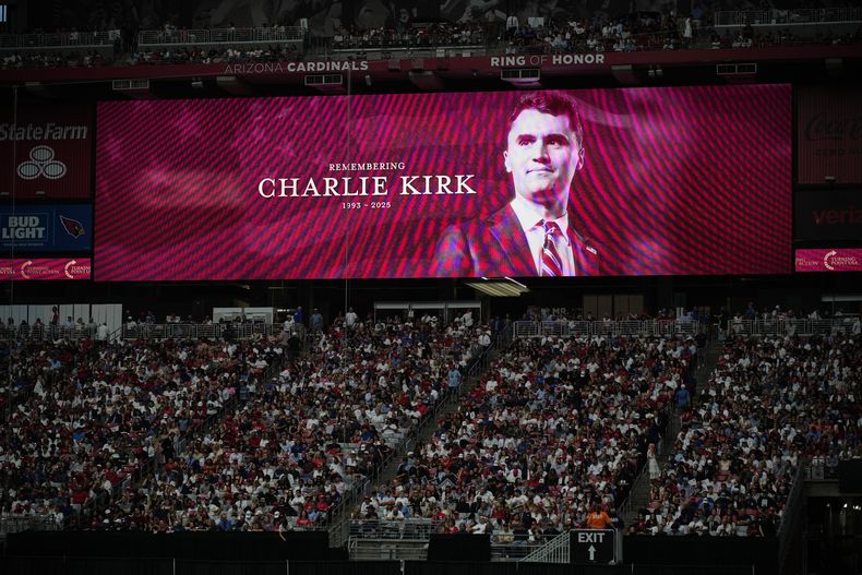 Una fotografía del activista conservador Charlie Kirk se ve en una pantalla grande durante un homenaje a Kirk, el domingo 21 de septiembre de 2025, en el State Farm Stadium en Glendale, Arizona. (Foto AP/John Locher)