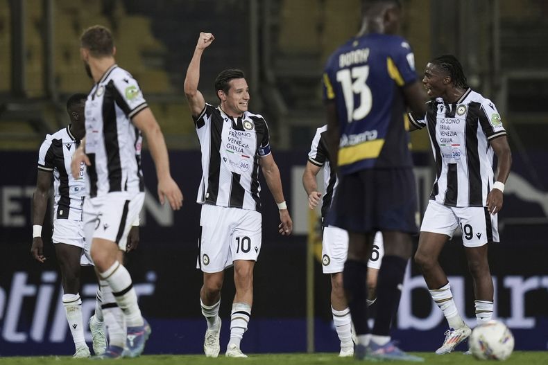 Florian Thauvin (centro) de Udinese celebra tras anotar un gol ante Parma en la Serie Al, el lunes 16 de septiembre de 2024. (Massimo Paolone/LaPresse vía AP)