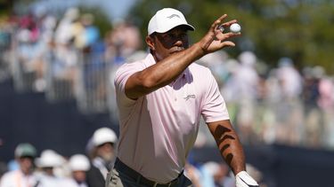 Tiger Woods atrapa la pelota en el hoyo nueve durante una ronda de práctica en Pinehurst antes del U.S. Open el martes 11 de junio del 2024. (AP Foto/George Walker IV)