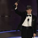 Cillian Murphy recibe el premio a mejor actor por Oppenheimer en los Oscar el domingo 10 de marzo de 2024, en el Teatro Dolby en Los Ángeles. (Foto AP/Chris Pizzello)
