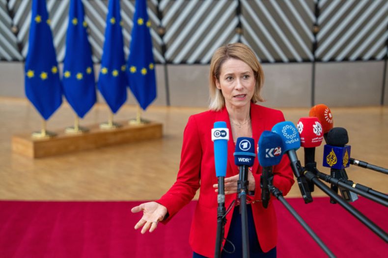 La directora de relaciones exteriores de la Unión Europea Kaja Kallas habla con la prensa en Bruselas, el 11 de mayo del 2026. (AP foto/Marius Burgelman)
