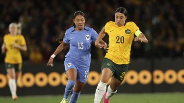 La australiana Sam Kerr avanza con el balón mientras la defiende la francesa Selma Bacha en un duelo amistoso en Melbourne el viernes 14 de julio del 2023. (AP Foto/Hamish Blair)