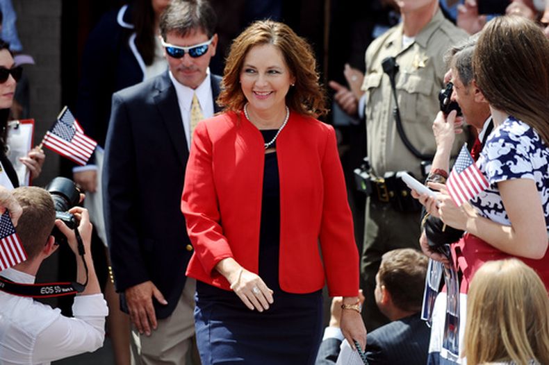 Darline Graham Nordone, la hermana del senador republicano Lindsey Graham, en el evento en el que el senador anunció su candidatura presidencial, en Central, Carolina del Sur, el 1 de junio del 2015. (AP foto/Rainier Ehrhardt)