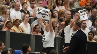 Dos manifestantes con camisetas que dicen dejen de bendecir las corridas sostienen carteles con el mensaje las corridas son pecado durante la audiencia general del papa Francisco en el salón Pablo VI del Vaticano, el miércoles 7 de agosto de 2024. (AP Foto/Gregorio Borgia)