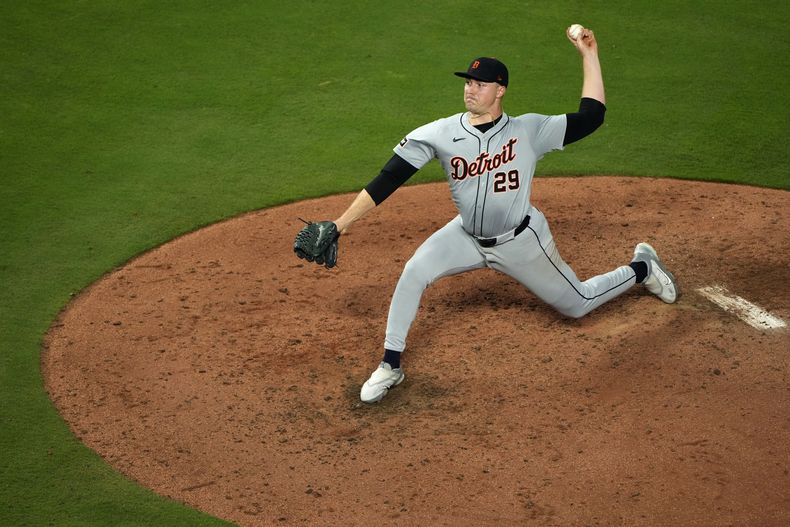 Tarik Skuba, abridor de los Tigres de Detroit, hace un lanzamiento en el quinto acto del juego del miércoles 18 de septiembre de 2024, ante los Reales de Kansas City (AP Foto/Charlie Riedel)