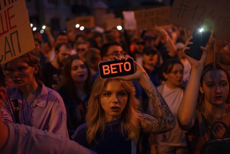 Una mujer sostiene un cartel con un cartel que pone Veto durante una protesta contra una ley de regulación de instituciones anticorrupción en Kiev, Ucrania, el martes 22 de julio de 2025. (AP Foto/Alex Babenko)