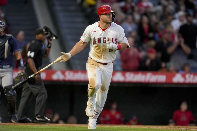 Mike Trout, de los Angelinos de Los Ángeles, lanza el bate después de conectar un cuadrangular durante la tercera entrada del juego de béisbol en contra de los Rays de Tampa Bay, el lunes 8 de abril de 2024, en Anaheim, California. (AP Foto/Ryan Sun)