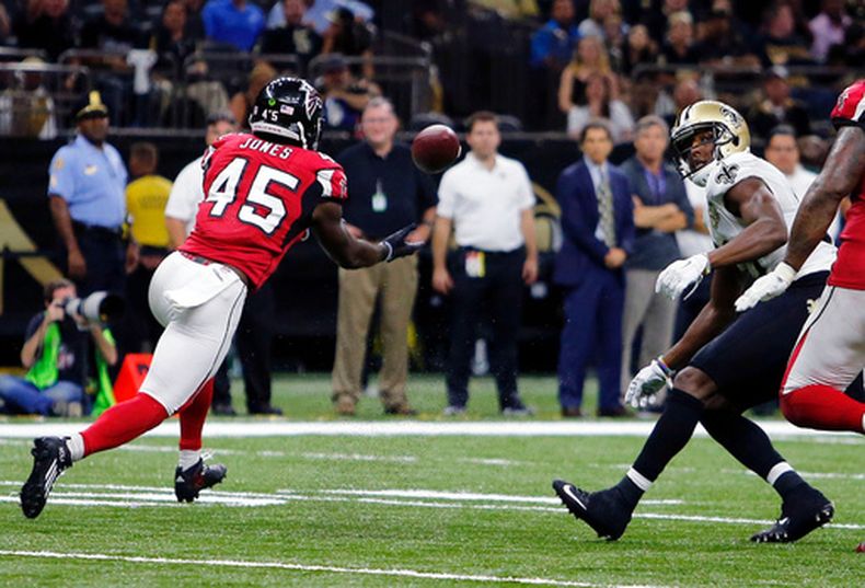 Archivo: El apoyador exterior de los Falcons de Atlanta, Deion Jones (45), intercepta un pase del quarterback de los Saints de Nueva Orleans, Drew Brees (no aparece en la foto), y lo devuelve para un touchdown en la segunda mitad de un partido de fútbol americano de la NFL en Nueva Orleans, el 26 de septiembre de 2016. (Foto AP/Butch Dill, Archivo)