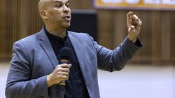 El senador demócrata Cory Booker habla en un foro público en el Bergen Community College de Paramus, Nueva Jersey, el sábado 5 de abril de 2025. (AP Foto/Stefan Jeremiah)