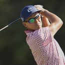 Rickie Fowler observa su tiro desde el tee en el hoyo cinco en la tercera ronda del Abierto de Estados Unidos en el Country Club de Los Ángeles el sábado 17 de junio del 2023. (AP Foto/George Walker IV)