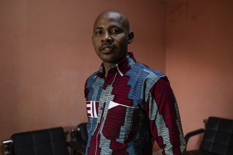 Daouda Diallo, destacado defensor de los derechos humanos de Burkina Faso, posa para una fotografía, en Uagadugú, Burkina Faso, el 3 de febrero de 2022. (Foto AP/Sophie García, Archivo)