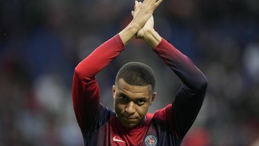 Kylian Mbappe del Paris Saint Germain saluda a los seguidores del equipo tras el encuentro en el Parc des Princes en el duelo de liga ante Tolosa el domingo 12 de mayo del 2024. (AP Foto/Christophe Ena)