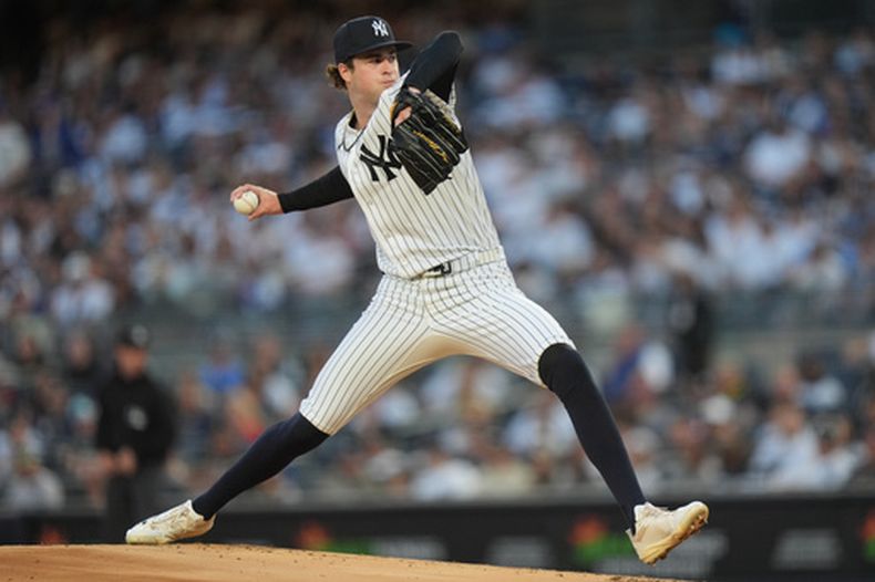 Cam Schlittler de los Yankees de Nueva York lanza contra los Reales de Kansas City, el viernes 17 de abril de 2026, en Nueva York. (AP Foto/Frank Franklin II)