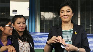 americateve | Foto del 2 de febrero del 2014 de la primera ministra tailandesa y l&iacute;der del Partido Pheu Thai Yingluck Shinawatra, derecha, antes de votar en las elecciones generales en Bangkok. (Foto AP/Wally Santana)