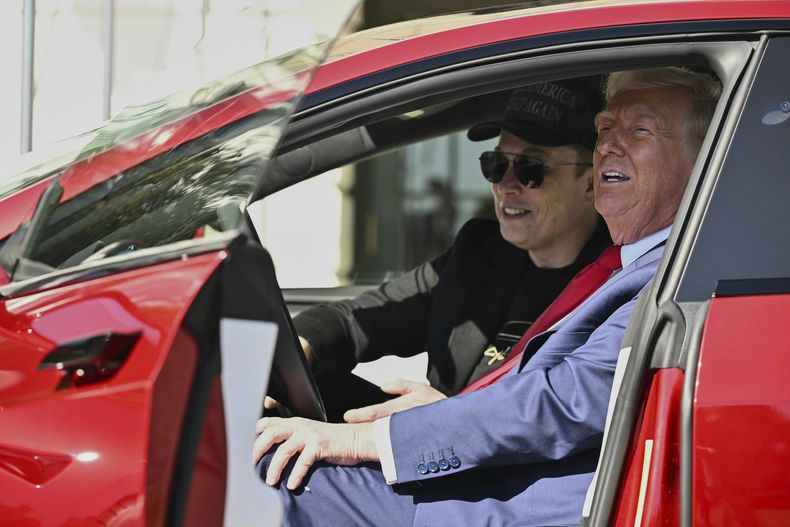El presidente Donald Trump y el director general de Tesla, Elon Musk, hablan con los reporteros desde un vehículo Model S de Tesla en el jardín sur de la Casa Blanca, en Washington, el martes 11 de marzo de 2025. (Pool vía AP)