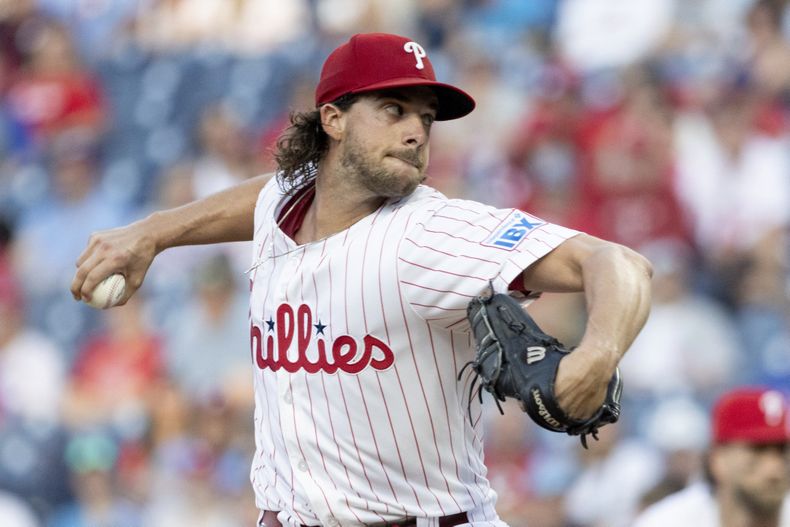 El lanzador de los Filis de Filadelfia Aaron Nola lanza en la primera entrada del encuentro ante los Astros de Houston el martes 27 de agosto del 2024. (AP Foto/Laurence Kesterson)