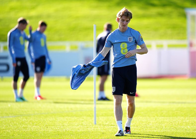 El delantero inglés Anthony Gordon durante un entrenamienro en Burton-upon-Trent, Inglaterra, el miércoles 23 de septiembre de 2026. (Bradley Collyer/PA vía AP)