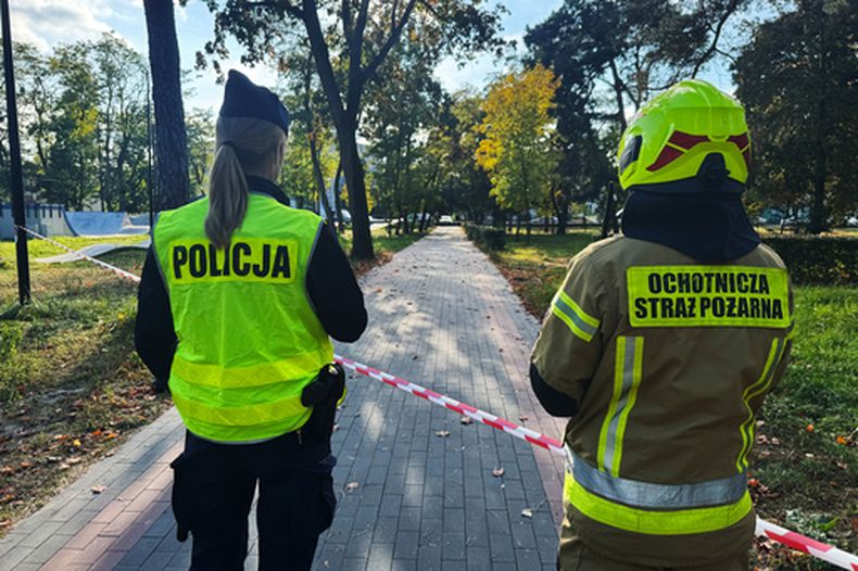 Una agente de policía y un bombero controlan una calle junto a una zona acordonada luego de un ataque a una escuela en Ostroleka, Polonia, el 7 de octubre de 2026. (AP Foto/Rafal Niedzielski)