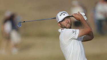 Sam Burns, de Estados Unidos, hace un tiro en el hoyo 16 durante la tercera ronda del Abierto Británico de Golf, en el club de golf Royal Birkdale, el sábado 18 de julio de 2026, en Southport, Inglaterra. (AP Foto/Peter Morrison)