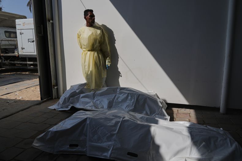 Los cuerpos de palestinos no identificados devueltos de Israel como parte del acuerdo de alto el fuego son llevados al Hospital Nasser en Jan Yunis, Franja de Gaza, el miércoles 5 de noviembre de 2025. (AP Foto/Jehad Alshrafi)