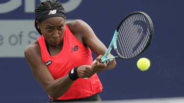 Gauff vence a Montgomery en juego demorado por la lluvia