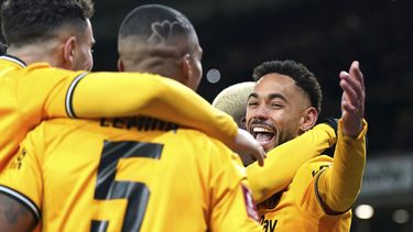Matheus Cunha, del Wolverhampton Wanderers (derecha), celebra tras anotar el tercer gol de su equipo de penal en el tiempo añadido durante un partido de la tercera ronda de la Copa de la FA contra el Brentford, en el estadio Molineux, en Wolverhampton, Inglaterra, el 16 de enero de 2024. (Jacob King/PA vía AP)