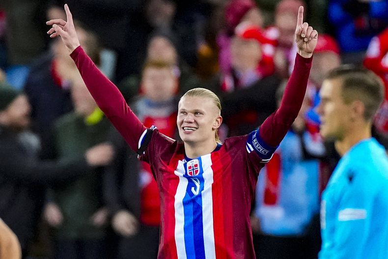 El noruego Erling Haaland celebra durante el encuentro ante Eslovenia de la Liga de Naciones el jueves 10 de octubre del 2024. (Terje Pedersen/NTB Scanpix via AP)