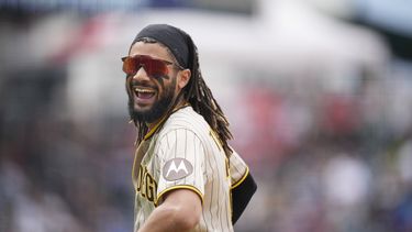 El dominicano Fernando Tatis Jr. bromea durante el encuentro de los Padres de San Diego ante los Rockies de Colorado, el sábado 10 de junio de 20230 (AP Foto/David Zalubowski)