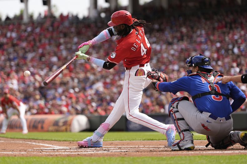 Elly De La Cruz de los Rojos de Cincinnati batea un jonrón de dos carreras en la primera entrada ante los Cachorros de Chicago en el encuentro de la MLB del sábado 24 de mayo del 2025. (AP Foto/Carolyn Kaster)