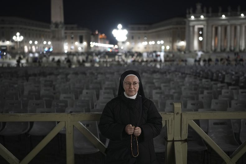 Una monja participa en la oración del rosario por la salud del papa Francisco, en la Plaza de San Pedro del Vaticano, el 27 de febrero de 2025. (AP Foto/Alessandra Tarantino)