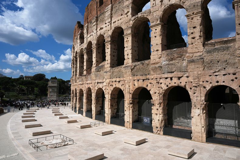 Vista del espacio exterior alrededor del Coliseo tras su remodelación en Roma, Italia, el martes 17 de marzo de 2026. (Foto AP/Andrew Medichini)