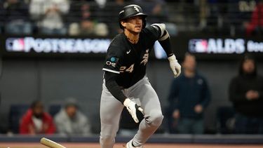 Braden Montgomery (24), de los Medias Blancas de Chicago, observa su doble productor de dos carreras durante la sexta entrada del Juego 2 de la Serie Divisional de la Liga Americana ante los Guardianes de Cleveland, el lunes 5 de octubre de 2026, en Cleveland. (AP Foto/Sue Ogrocki)