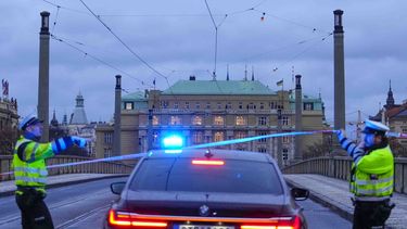 Policía monta guardia en una calle del centro de Praga, República Checa, jueves 21 de diciembre de 2023, tras un tiroteo que dejó una cantidad no especificada de muertos y heridos. (AP Foto/Petr David Josek)