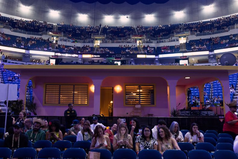 Fans sentados frente a La casita antes del concierto final de Bad Bunny de su residencia de verano en su tierra natal en el Coliseo de Puerto Rico José Miguel Agrelot, en San Juan, Puerto Rico, el sábado 20 de septiembre de 2025. (Foto AP/Alejandro Granadillo)