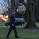 El presidente Joe Biden camina hacia el helicóptero Marine One en el jardín sur de la Casa Blanca, en Washington, el viernes 1 de marzo de 2024. (AP Foto/Andrew Harnik)