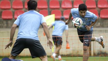 americateve | Luis Su&aacute;rez golpea el bal&oacute;n con la cabeza durante una pr&aacute;ctica de la selecci&oacute;n uruguaya en Sete Lagoas, Brasil, el jueves 12 de juniio de 2014 (AP Foto/Bruno Magalhaes)
