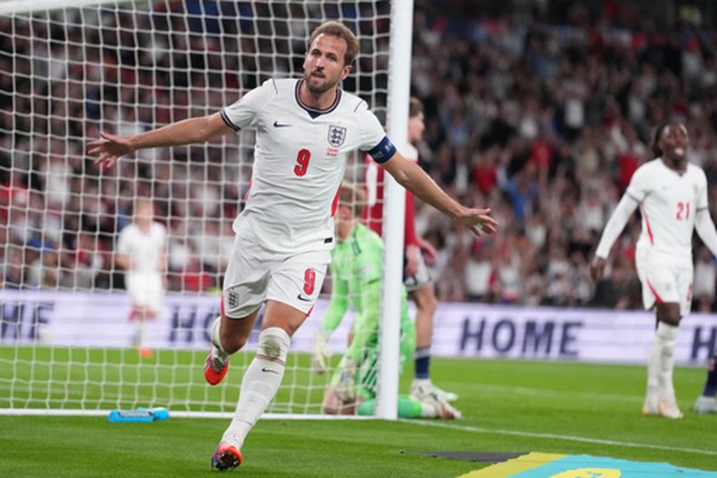 Harry Kane, de Inglaterra, celebra tras marcar el tercer gol durante el partido de fútbol de la Liga de Naciones de la UEFA entre Inglaterra y la República Checa en Londres, el martes 6 de octubre de 2026. (Foto AP/Kirsty Wigglesworth)